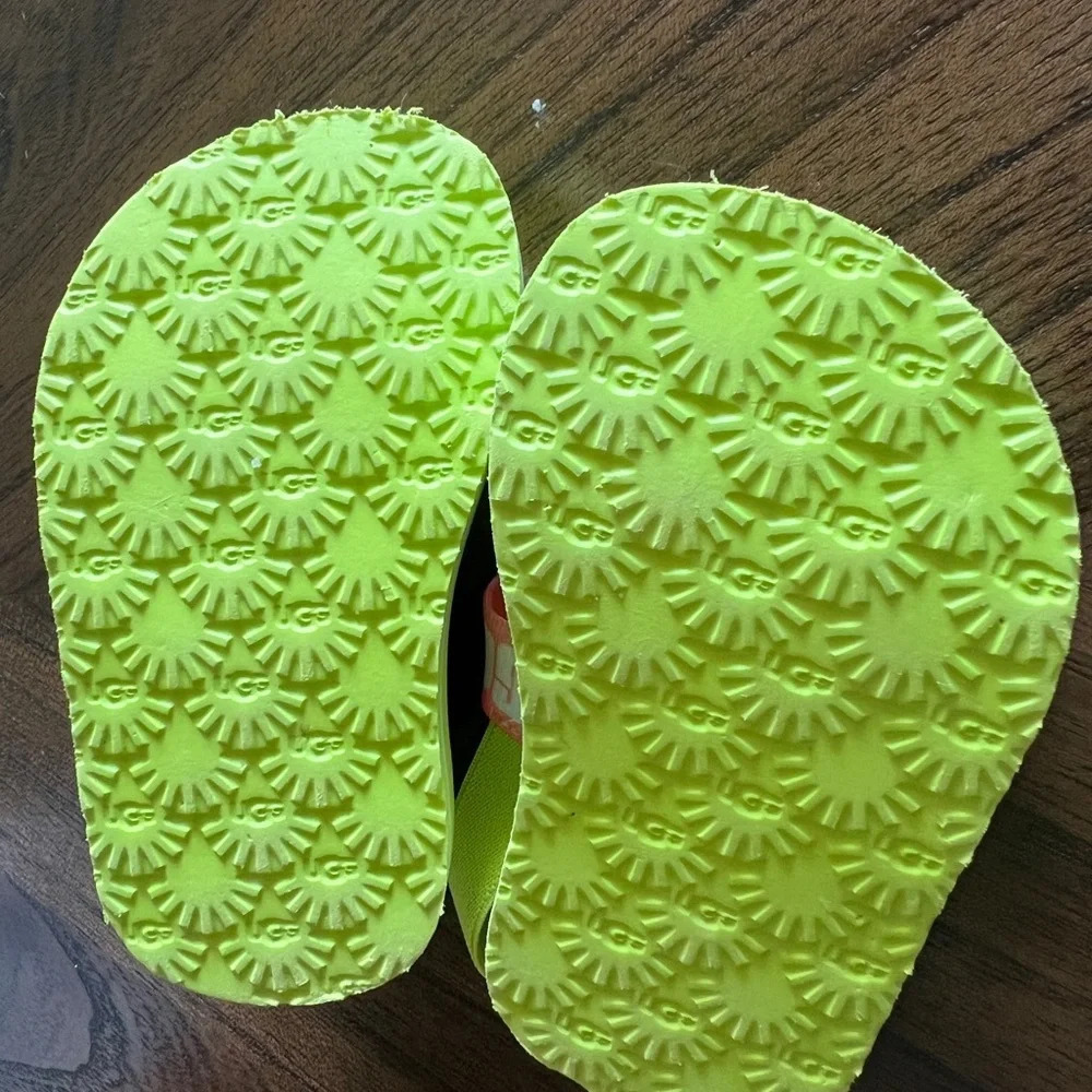 Uggs Childrens Green Zuma Slide Size 6 - Picture 4 of 5